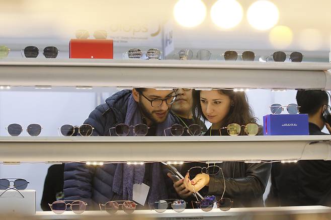 Foriegners shop eyewear at the Daegu International Optical Show in June 2017. [NEWS1]