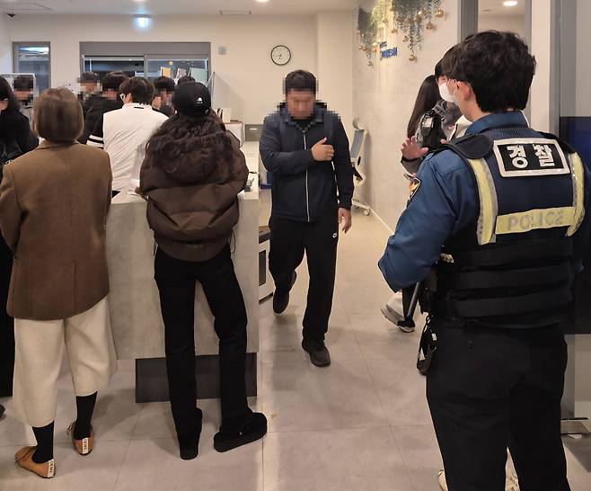 Customers visit a dental clinic in Sejong after it announces plans to close. [YONHAP]