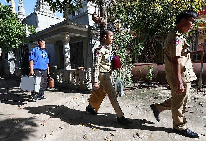 Cambodian police officers leave Tuek Thla Pagoda in Phnom Penh, Cambodia on Oct. 20, after completing an autopsy and cremation of the body of a Korean university student surnamed Park who was tortured to death while being held captive in Cambodia. [NEWS1]