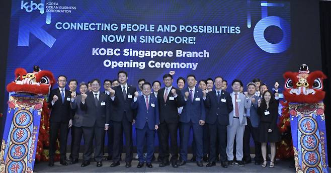 싱가포르 지사 개소식에서 안병길 해진공 사장과 참석자들이 기념 사진을 찍고 있다. 해진공 제공.