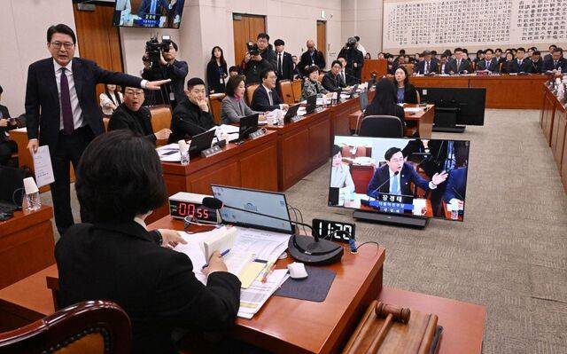 신동욱 국민의힘 의원이 3일 국회에서 열린 법제사법위원회 전체회의에서 추미애 법사위원장에게 의사진행발언을 요구하며 항의하고 있다. 추 위원장은 신 의원이 장경태 더불어민주당 의원의 성추행 의혹을 문제 삼자 발언권을 제한했다. 이병주 기자