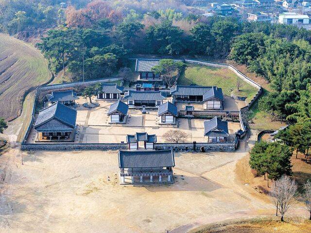 조선 시대 예학의 대가 김장생 선생의 학덕을 기리기 위해 세워진 돈암서원.