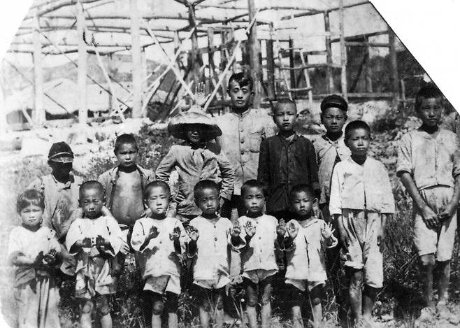 1928년 공생원 설립 단시 윤치호 전도사와 아이들.   (c)사회복지법인 공생복지재단