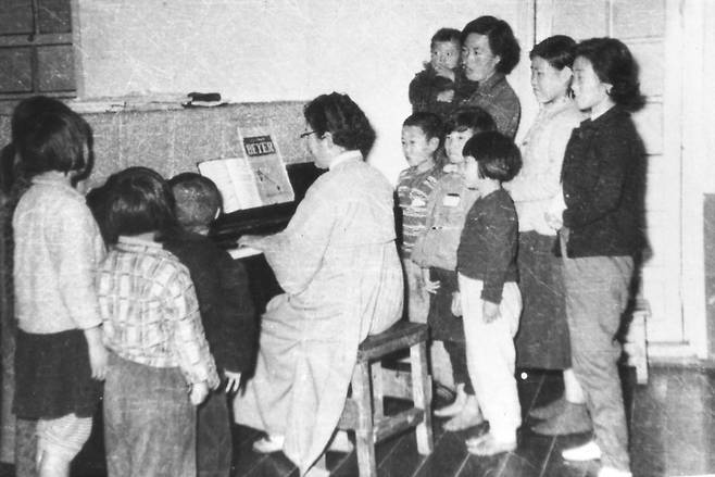 음악교사였던 윤학자 여사가 공생원 아이들과 함께 찬송가를 부르고 있다.      (c)사회복지법인 공생복지재단