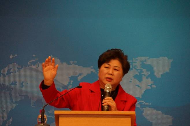 미스바구국기도운동본부 대표 박영은 목사가 지난 2일 해운대신일교회에서 열린 ‘제6차 미스바 구국금식기도 대성회’에서 기도회를 인도하고 있다. 박 목사는 90분 동안 참석자들의 기도를 이끌었다.