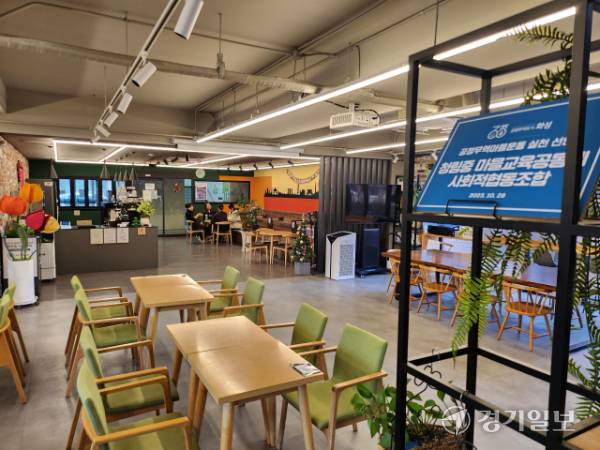 화성 청림중 맑은숲 북카페 내부 모습. 박화선기자