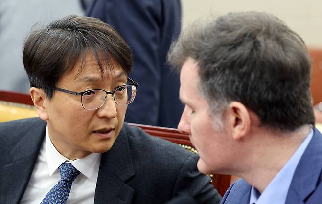 박대준 쿠팡 대표이사와 브랫 매티스 쿠팡 최고 정보 보호 책임자(CISO)가 지난 2일 서울 여의도 국회에서 열린 과학기술정보방송통신위원회의 쿠팡 개인정보 유출 사고 관련 현안질의에 출석해 대화를 나누고 있다. [연합뉴스]