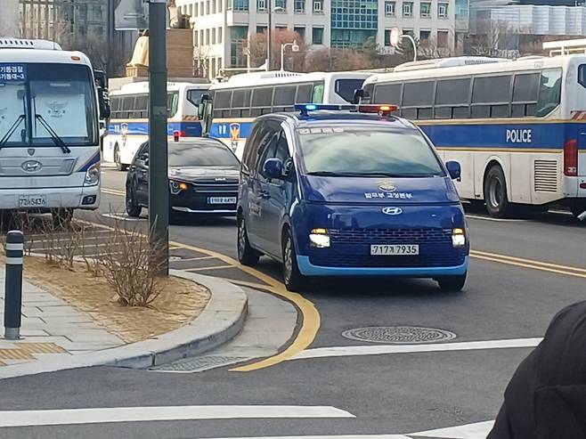 4일 오후 1시50분쯤 김건희 여사가 서울 종로구 KT광화문빌딩웨스트에 마련된 특검 사무실에 출석하고 있다. /사진=오석진 기자