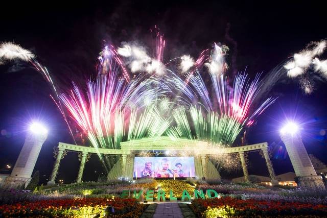 매일 밤 진행되는 ‘데몬 헌터스 싱어롱 불꽃쇼’ 장면. 삼성물산 제공