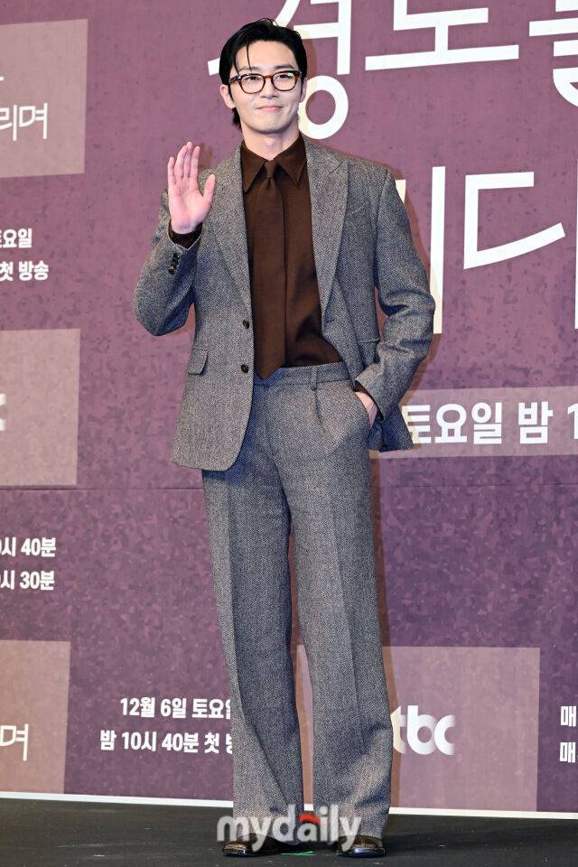 2025년 12월 4일 오후 서울 구로구 더 링크호텔에서 진행된 드라마 '경도를 기다리며' 제작발표회에 박서준이 포즈를 취하고 있다.JTBC 새 토일드라마 '경도를 기다리며'는 두 번의 연애를 하고 헤어진 이경도(박서준 분)와 서지우(원지안 분)가 불륜 스캔들 기사를 보도한 기자와 스캔들 주인공의 아내로 재회해 짠하고 찐하게 연애하는 로맨스 드라마다.