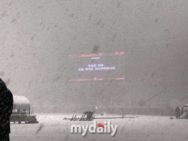 부천FC1995와 수원FC의 하나은행 K리그 2025 승강 플레이오프 1차전이 열릴 예정이었던 부천종합운동장./노찬혁 기자