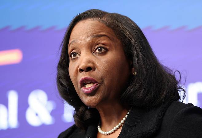 리사 쿡 연방준비제도 이사가 지난달 3일(현지시간) 미국 워싱턴 D.C. 브루킹스 연구소에서 ‘경제 및 통화정책 전망’에 대해 연설하고 있다. [로이터]