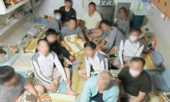 실제 교도소 모습. 작은 공간 안에 총 12명의 수용자가 모여 생활하고 있다. 수용자 가족들이 정보를 공유하는 네이버 카페 오크나무에 올라온 사진이다.