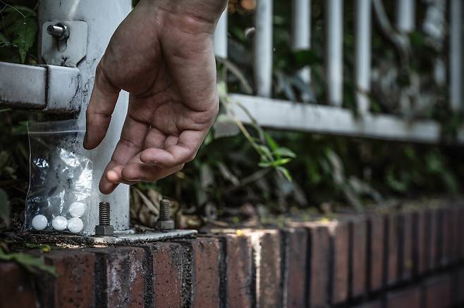 마약을 화단에 숨겨두는 모습을 연출한 이미지 [게티이미지]