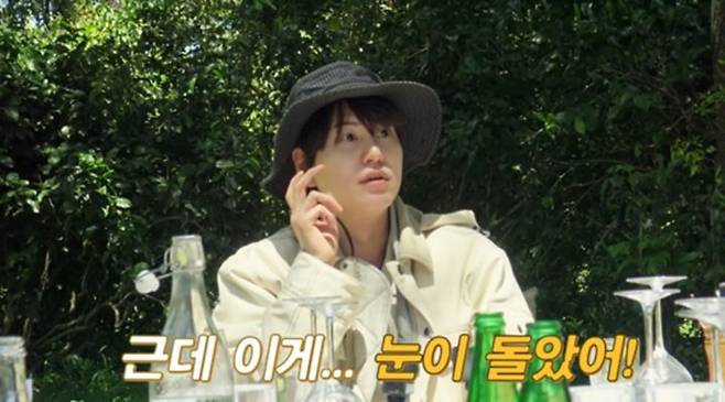 [서울=뉴시스] 지난 2일 공개된 넷플릭스 예능 '케냐 간 세끼'에서는 규현이 그룹 '슈퍼주니어' 활동 당시 만나 매니저들에 대해 이야기하는 모습이 그려졌다. (사진=넷플릭스 제공) 2025.12.03. photo@newsis.com *재판매 및 DB 금지