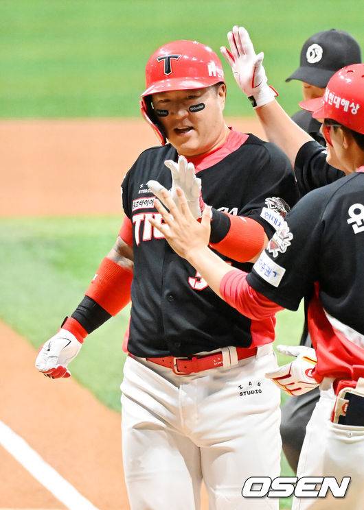 [OSEN=고척, 민경훈 기자] 24일 서울 고척스카이돔에서 ‘2025 신한 SOL Bank KBO리그’ 키움 히어로즈와 KIA 타이거즈의 경기가 열렸다.키움은 김윤하, KIA는 윤영철을 선발로 내세웠다.1회초 1사 주자 1,2루 KIA 최형우가 중월 선취 스리런 홈런을 때린 후 홈을 밟으며 축하를 받고 있다. 2025.06.24 / rumi@osen.co.kr