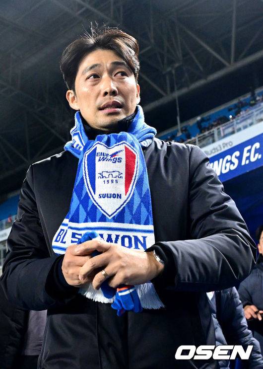 [OSEN=수원월드컵경기장, 최규한 기자] 3일 오후 경기도 수원월드컵경기장에서 ‘K리그 승강 플레이오프(PO)’&nbsp;1차전 수원 삼성과 제주 SK의 경기가 열렸다.K리그1 11위인 제주와 K리그2 2위인 수원의 격돌이다. 1부리그의 주인공을 정하는 이번&nbsp;승강 PO는 홈 앤드 어웨이 방식으로 치러진다. 3일 수원에서 1차전을 치른 뒤 7일 제주월드컵경기장으로 장소를 옮겨 2차전을 벌인다.경기를 앞두고 수원 변성환 감독이 입장하고 있다. 2025.12.03 / dreamer@osen.co.kr