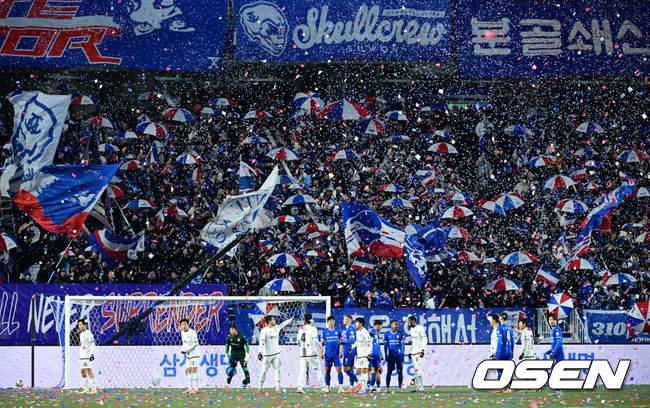 [OSEN=수원월드컵경기장, 최규한 기자] 3일 오후 경기도 수원월드컵경기장에서 ‘K리그 승강 플레이오프(PO)’&nbsp;1차전 수원 삼성과 제주 SK의 경기가 열렸다.K리그1 11위인 제주와 K리그2 2위인 수원의 격돌이다. 1부리그의 주인공을 정하는 이번&nbsp;승강 PO는 홈 앤드 어웨이 방식으로 치러진다. 3일 수원에서 1차전을 치른 뒤 7일 제주월드컵경기장으로 장소를 옮겨 2차전을 벌인다.후반 시작과 함께 수원 빅버드에 꽃가루가 날리고 있다. 2025.12.03 / dreamer@osen.co.kr