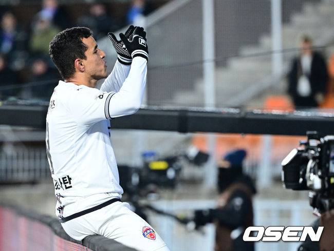 [OSEN=수원월드컵경기장, 최규한 기자] 3일 오후 경기도 수원월드컵경기장에서 ‘K리그 승강 플레이오프(PO)’&nbsp;1차전 수원 삼성과 제주 SK의 경기가 열렸다.K리그1 11위인 제주와 K리그2 2위인 수원의 격돌이다. 1부리그의 주인공을 정하는 이번&nbsp;승강 PO는 홈 앤드 어웨이 방식으로 치러진다. 3일 수원에서 1차전을 치른 뒤 7일 제주월드컵경기장으로 장소를 옮겨 2차전을 벌인다.후반 제주 유리 조나탄이 페널티킥 선제골을 작렬시킨 뒤 기뻐하고 있다. 2025.12.03 / dreamer@osen.co.kr