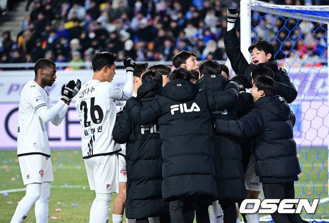 [OSEN=수원월드컵경기장, 최규한 기자] 3일 오후 경기도 수원월드컵경기장에서 ‘K리그 승강 플레이오프(PO)’&nbsp;1차전 수원 삼성과 제주 SK의 경기가 열렸다.K리그1 11위인 제주와 K리그2 2위인 수원의 격돌이다. 1부리그의 주인공을 정하는 이번&nbsp;승강 PO는 홈 앤드 어웨이 방식으로 치러진다. 3일 수원에서 1차전을 치른 뒤 7일 제주월드컵경기장으로 장소를 옮겨 2차전을 벌인다.후반 제주 유리 조나탄이 페널티킥 선제골을 작렬시킨 뒤 동료들과 기뻐하고 있다. 2025.12.03 / dreamer@osen.co.kr