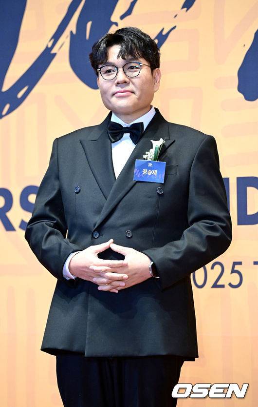 [OSEN=최규한 기자] 7일 오전 서울 장충동 신라호텔에서 ‘2025 대한민국 퍼스트브랜드 대상’ 시상식이 열렸다.이번 시상식은 매년 대규모 소비자 조사를 통해 한 해를 이끌어갈 브랜드를 선정한다. 전문가엔터테이너상을 수상한 정승제 강사가 포즈를 취하고 있다. 2025.01.07 / dreamer@osen.co.kr