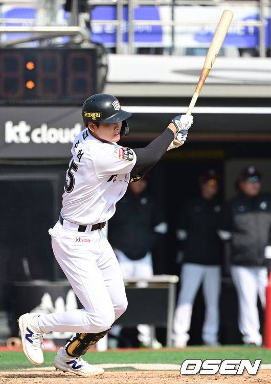 [OSEN=수원, 김성락 기자] 10일 오후 수원KT위즈파크에서  2025 신한 SOL뱅크 KBO 리그 시범경기 KT 위즈와 키움 히어로즈의 경기가 열렸다.KBO리그 10개 구단은 오는 18일까지 시범경기 10경기를 소화한다. 2025시즌 개막전은 오는 22일 개최된다. 개막전 매치업은 LG-롯데(서울 잠실구장), KIA-NC(광주-기아챔피언스필드), SSG-두산(인천 SSG랜더스필드), KT-한화(수원 KT위즈파크), 삼성-키움(대구 삼성라이온즈파크)이다.5회말 1사 2루 KT 윤준혁이 1타점 적시타를 날리고 있다. 2025.03.10 / ksl0919@osen.co.kr