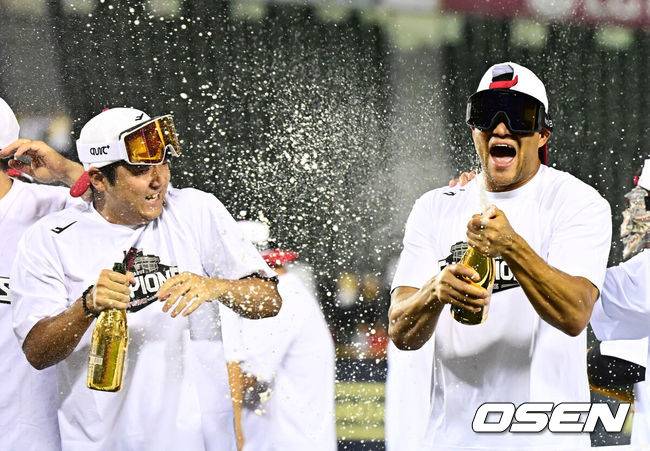 [OSEN=잠실, 지형준 기자] 프로야구 LG 트윈스가 극적으로 2025 정규시즌 우승을 차지했다. 자력 우승이 물거품이 된 LG는 SSG 랜더스가 한화 이글스에 극적인 끝내기 승리를 거두면서 우승을 확정했다.&nbsp;LG는 1일 서울 잠실구장에서 열린 2025 KBO리그 NC와 시즌 마지막 경기에서&nbsp;3-7로 패배했다.&nbsp;이로써 LG는 85승 3무 56패로 시즌을 마쳤다.&nbsp;LG 송승기, 치리노스가 우승 세리머니를 하고 있다. 2025.10.01 /jpnews@osen.co.kr