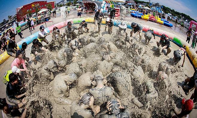 충남 보령시가 대천해수욕장에서 2025년 진행한 머드축제. 보령시 제공