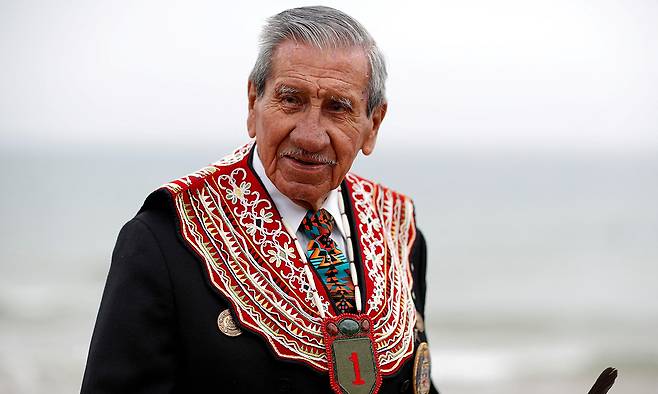 미국의 제2차 세계대전 참전용사 찰스 셰이(1924∼2025). 아메리카 원주민 출신인 그는 육군 의무병으로 노르망디 상륙작전 당시 독일군 총에 맞거나 물에 빠진 수많은 미군 장병의 목숨을 구했다. 로이터연합뉴스