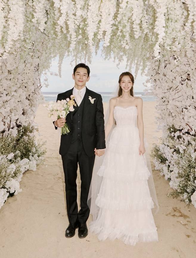 온주완♥방민아 웨딩사진. 온주완 SNS