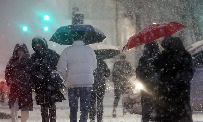 4일 서울 광화문 네거리에서 퇴근길 시민들이 발걸음을 재촉하고 있다. 행정안전부는 이날 서울, 인천, 경기, 강원 등 4개 시도에 '대설 특보'를 발효했다. 뉴스1
