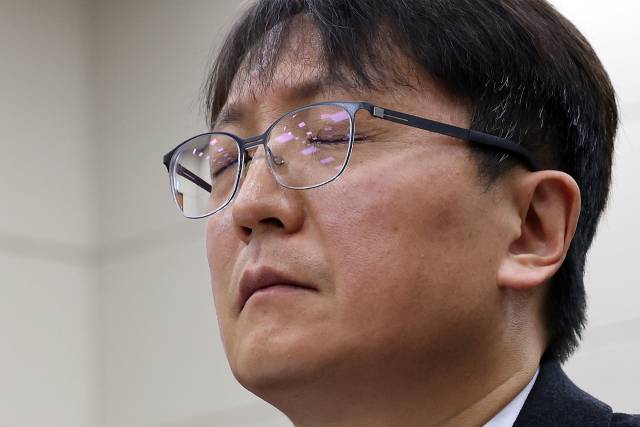 박대준 쿠팡 대표가 지난 2일 서울 여의도 국회에서 열린 과학기술정보방송통신위원회의 쿠팡 개인정보 유출 사고 관련 현안 질의에 출석해 의원들 질의를 받다가 눈을 감고 생각을 하고 있다. 연합뉴스