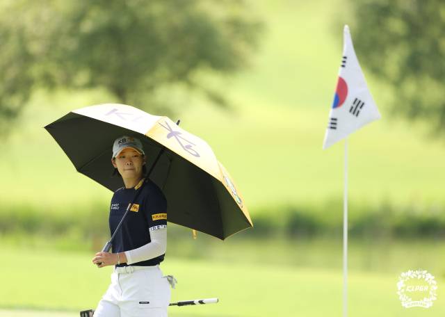 그린을 파악하고 있는 방신실. 사진 제공=KLPGA