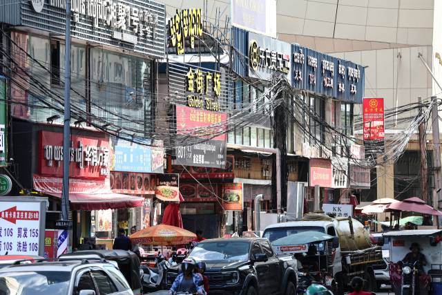 캄보디아 프놈펜 한 거리 상가에 중국어와 크메르어가 혼재된 간판들이 붙어 있다. 뉴스1