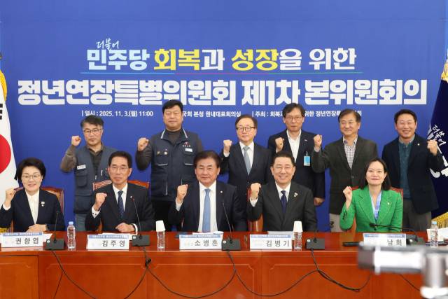 김병기(앞줄 왼쪽 네 번째) 더불어민주당 원내대표가 지난달 3일 서울 여의도 국회에서 열린 정년연장특별위원회 제1차 본위원회의에서 소병훈(〃 세 번째) 위원장, 김주영(〃 두 번째) 간사 등 참석자들과 기념 촬영을 하고 있다. 연합뉴스