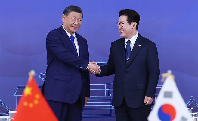 11월1일 이재명 대통령과 시진핑 중국 국가주석(왼쪽)이 한·중 정상회담을 앞두고 악수하고 있다. ⓒ연합뉴스