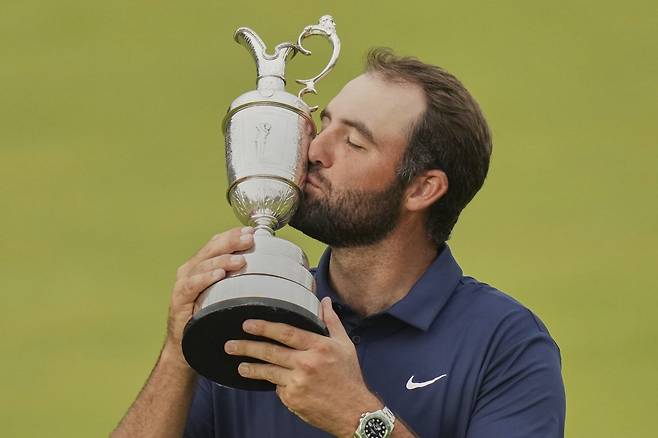 메이저대회인 디 오픈 정상에 오른 뒤  트로피에 입을 맞추고 있는 스코티 셰플러. AP뉴시스