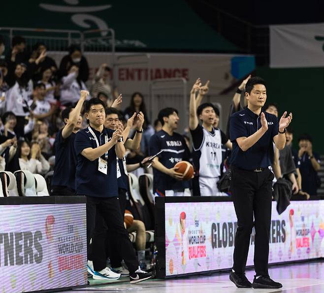 전희철 감독(오른쪽)과 조상현 코치가 지난 1일 중국과의 2027 국제농구연맹(FIBA) 농구 월드컵 예선전에서 선수들에게 박수를 보내고 있다. FIBA 제공
