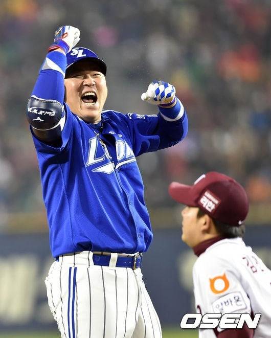 삼성 라이온즈 시절 최형우의 모습.