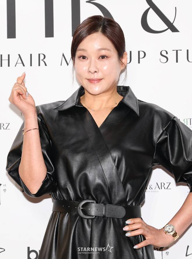 (서울=뉴스1) 권현진 기자 = 방송인 현영이 22일 서울 강남구 한 카페에서 열린 ‘아티르 & 아르즈’ 오프닝 행사에 참석해 포즈를 취하고 있다. 2025.4.22/뉴스1 Copyright (C) 뉴스1. All rights reserved. 무단 전재 및 재배포, AI학습 이용 금지. /사진=(서울=뉴스1) 권현진 기자