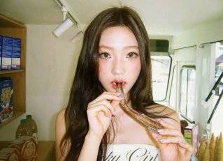 2010년대 유행했던 사진 색감으로 셀카를 찍은 걸그룹 하츠투하츠 멤버 스텔라. 걸그룹 하츠투하츠 공식 인스타그램 계정 캡처