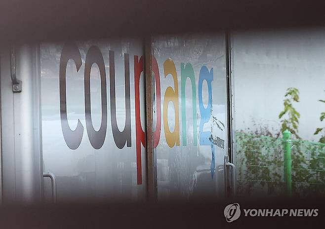 개인정보 유출된 쿠팡 (서울=연합뉴스) 김성민 기자 = 국내 이커머스(전자상거래) 시장 1위 업체인 쿠팡에서 3천만건이 넘는 대규모 정보 유출 사고가 발생했다. 쿠팡은 현재까지 고객 계정 약 3천370만개가 유출된 것을 확인했다.      사진은 1일 서울 시내 한 쿠팡 물류센터 인근에 차량이 주차돼 있다. 2025.12.1 ksm7976@yna.co.kr