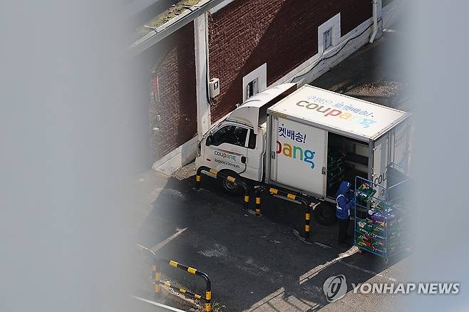 이재명 대통령, 쿠팡 정보유출에 "과징금 강화·징벌적손배제 현실화" (서울=연합뉴스) 서대연 기자 = 이커머스 1위 업체 쿠팡에서 약 3천400만건에 이르는 대규모 개인정보가 유출된 가운데 2일 서울 시내 한 쿠팡 물류센터에 배송차량이 주차돼 있다. 
    이재명 대통령은 이날 서울 용산 대통령실에서 주재한 국무회의에서 쿠팡 개인정보 유출 사고와 관련, "사고 원인을 조속하게 규명하고 엄중하게 책임을 물어야 한다"고 말했다.2025.12.2 dwise@yna.co.kr