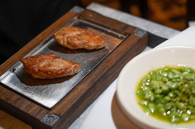 송아지 목샘 요리(왼쪽) [사진/성연재 기자]