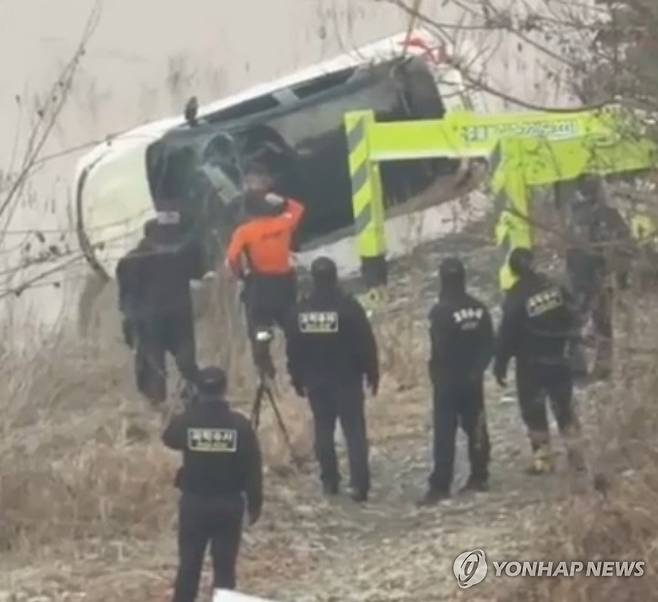 인양되는 장기실종 여성 SUV (청주=연합뉴스) 지난달 26일 오후 충북 충주호에서 장기 실종 여성의 SUV 차량이 인양되고 있다. 2025.11.27 [독자 제공. 재판매 및 DB 금지] chase_arete@yna.co.kr