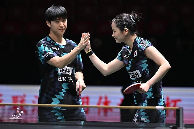 혼성단체 월드컵 혼합복식에 나선 박강현(왼쪽)과 김나영 [ITTF SNS 캡처. 재판매 및 DB 금지]