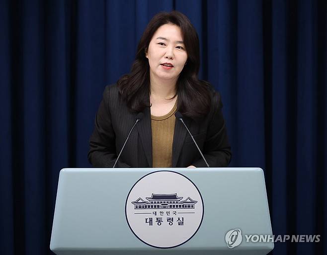 브리핑하는 강유정 대변인 (서울=연합뉴스) 한상균 기자 = 강유정 대변인이 28일 용산 대통령실 기자회견장에서 이재명 대통령의 초대 방송미디어통신위원회 위원장 인선 등 관련 브리핑을 하고 있다. 2025.11.28 xyz@yna.co.kr