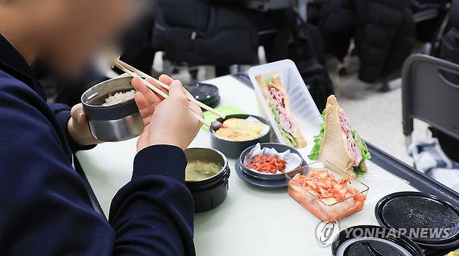준비한 도시락 먹는 학생 (수원=연합뉴스) 홍기원 기자 = 급식과 돌봄 등을 담당하는 경기지역의 학교 비정규직 노동자들이 파업에 들어간 4일 경기도 수원시 한 학교에서 학생이 준비한 도시락을 먹고 있다. 2025.12.4 [공동취재] xanadu@yna.co.kr