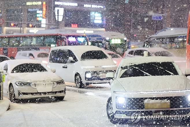 수도권·강원 등 대설 특보 발표 (서울=연합뉴스) 이진욱 기자 =  서울·인천·경기·강원 등 4개 시도에 대설특보가 발효된 4일 서울 마포구 홍대 인근에서 제설작업이 완료되지 못한 곳을 지나는 차량이 힘겹게 언덕길을 오르고 있다. 2025.12.4 cityboy@yna.co.kr