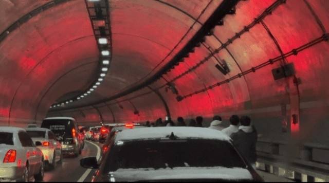 장시간 정체에 버스에서 내려 종로구 자하문터널을 걸어서 나가는 승객들의 모습 [독자 제공]